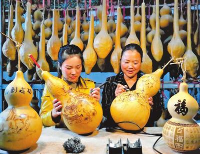 守藝人畫葫蘆走富路 匠心繪就鄉(xiāng)村振興新篇章